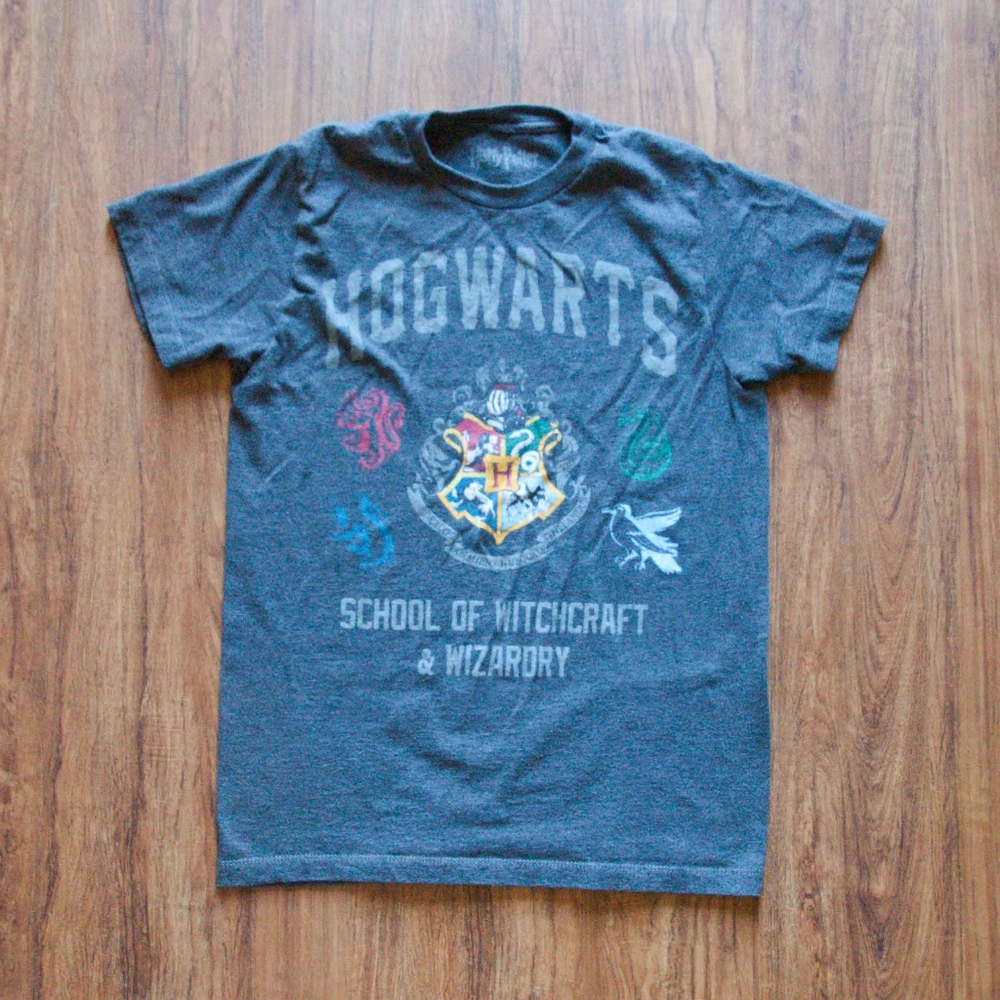 Hogwarts Crest Harry Potter T-Shirt Size Small